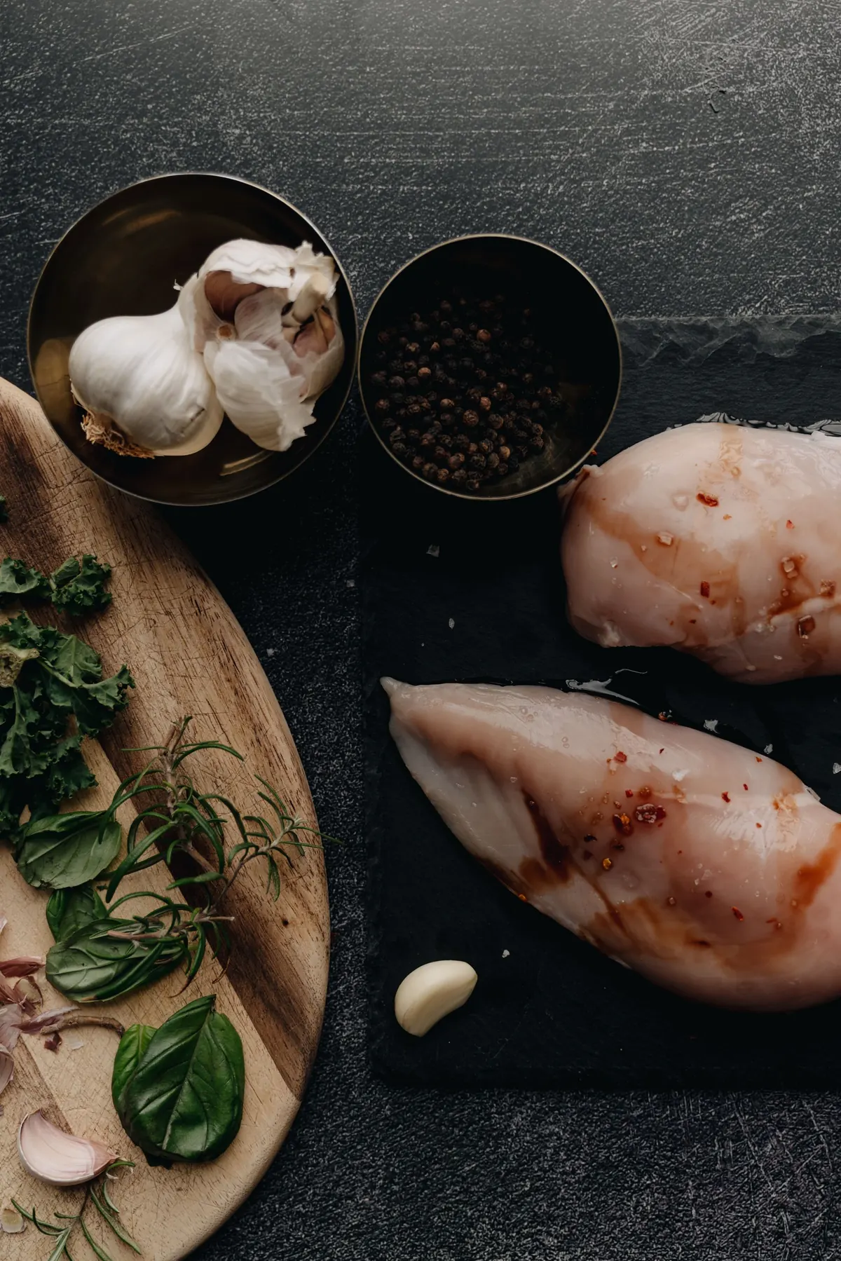 Verse rauwe kipfilets met kruiden en knoflook